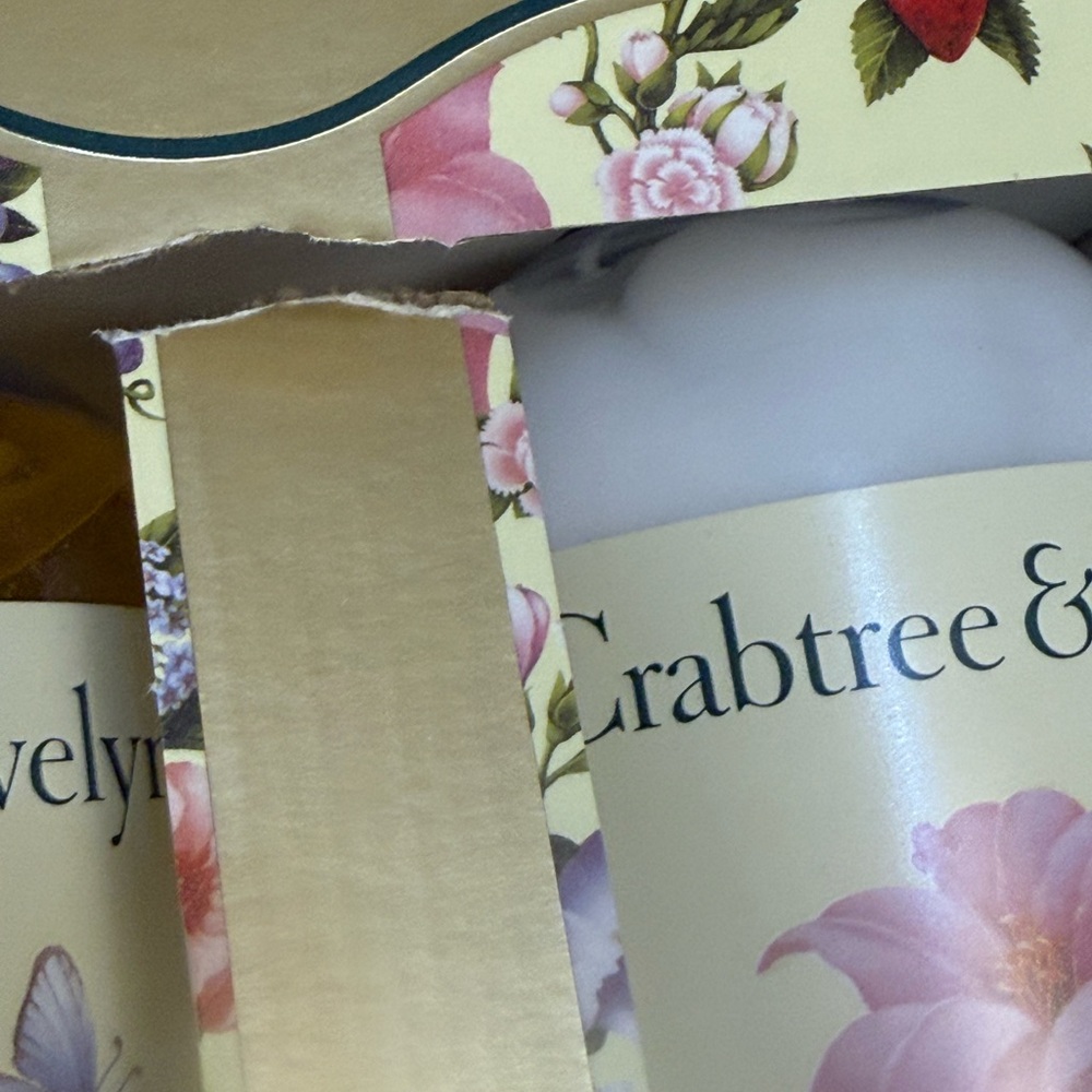 Crabtree & Evelyn Summer Hill Bath & Body Duo 16.9 each/ Gift Box - Picture 5 of 8